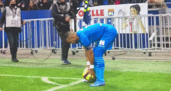 及时救难！对手疑晕厥，汉堡小将武斯科维奇迅速将其舌头拔出（赛场惊险一刻：对手疑似昏厥，汉堡新星武斯科维奇迅速托舌防窒息）