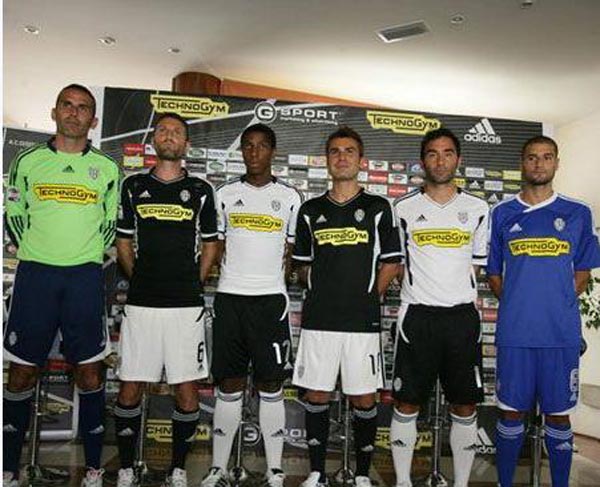 张琳芃第11次赢得中超冠军，超越郑智成国内联赛历史第一人！（张琳芃加冕中超第11冠，超越郑智成国内联赛历史第一人）