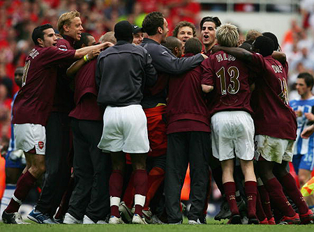 足球世界杯比赛用球曝光，设计引好评（世界杯官方比赛用球亮相，设计备受好评）