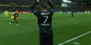 这雪有点大，欧冠赛前一名挪威记者在博德闪耀的球场边线处滑雪（欧冠赛前雪势凶猛，挪威记者在博德闪耀场边滑雪）